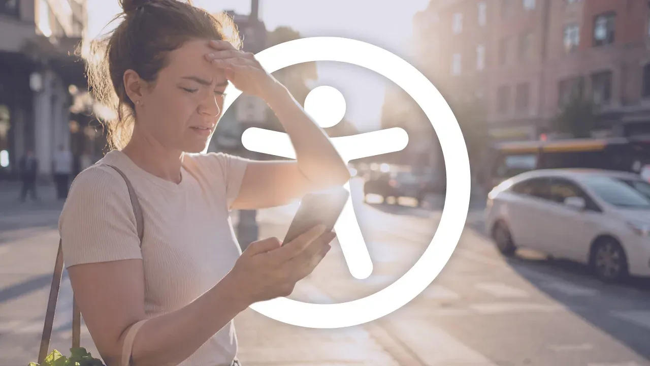 Person nutzt ein digitales Angebot am Smartphone